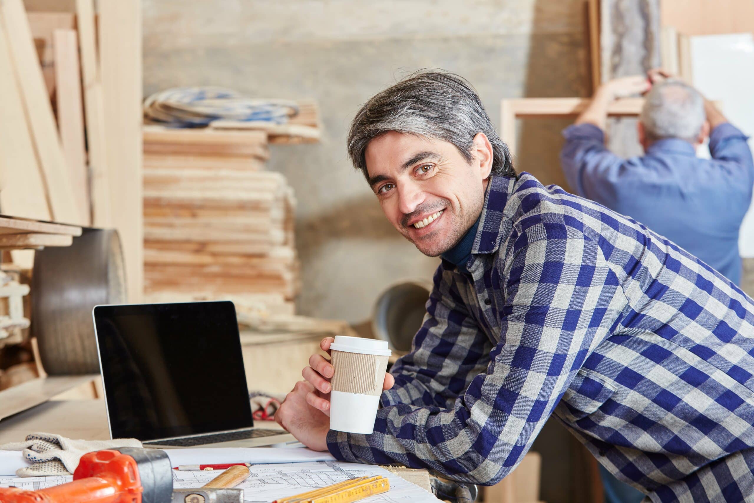 Artisan consultant le logiciel Web2vi sur son ordinateur, au bureau
